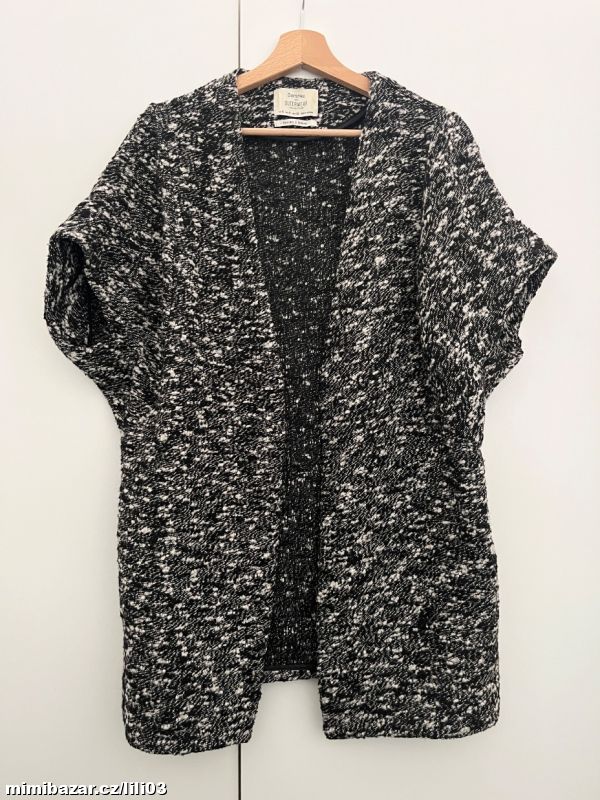 VLNĚNÁ VZOROVANÁ VESTA S KAPSAMI BERSHKA