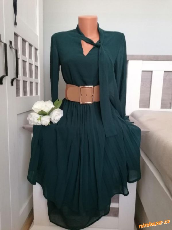 *** ZELENÉ ŠATY ***