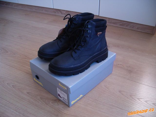 Černé zateplené kotníkové boty Bench vel. 41