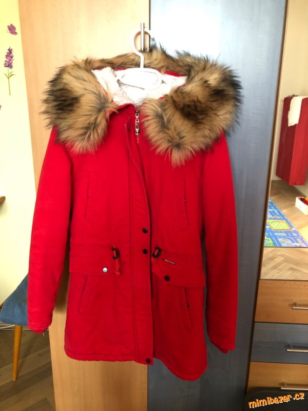 Cerveny zimni kabat s kozesinou