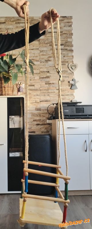 Celodřevěná dětská houpačka