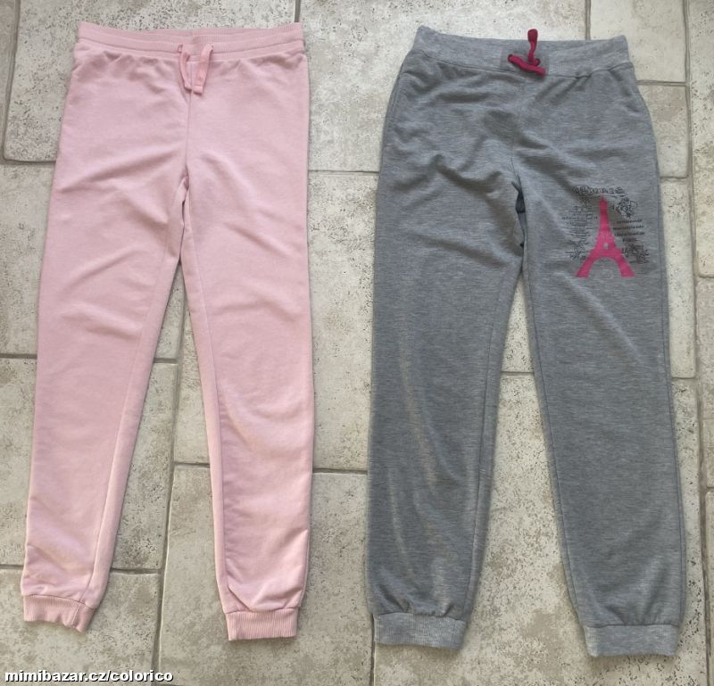 Dvoje dívčí tepláky