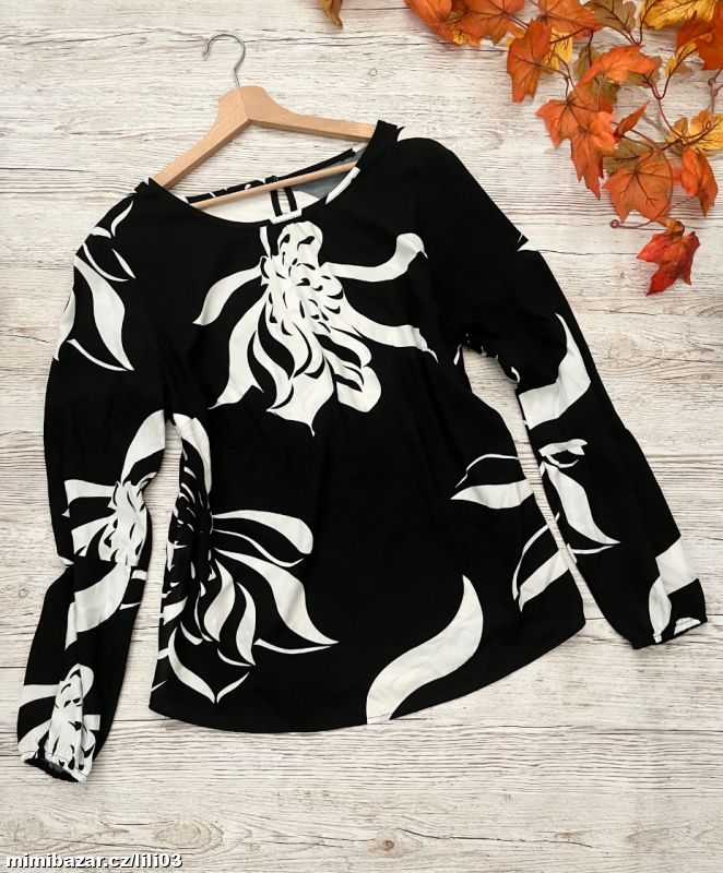 ČERNÁ HALENKA S BÍLÝMI KVĚTY BUTIK