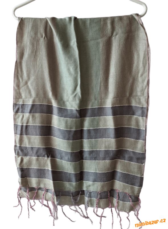 Jemná šedozelená žíhaná dlouhá šála šedá