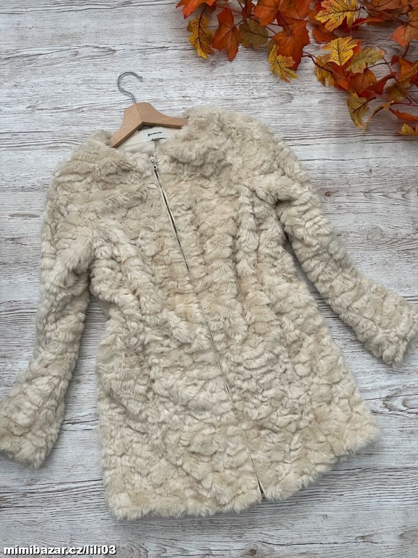 SVĚTLE BÉŽOVÝ KOŽÍŠKOVÝ KABÁT NA. ZIP STRADIVARIUS