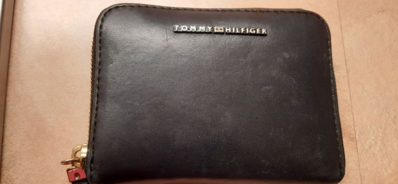 Černá kožená peněženka Tommy Hilfiger