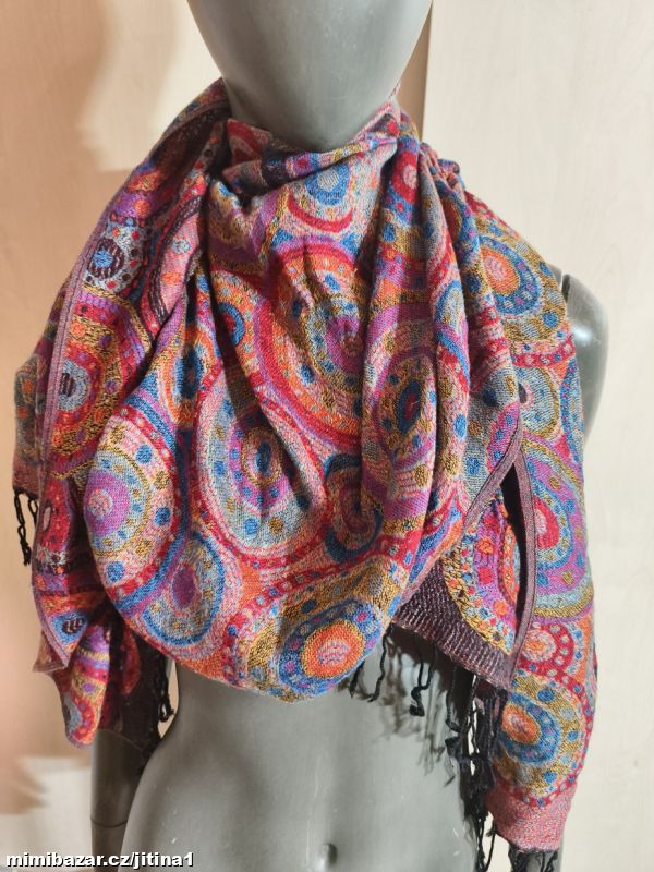 Krásná šála barevná