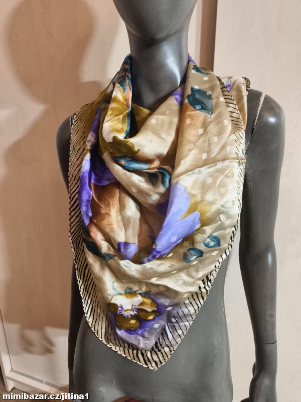 Hedvábný šátek s květy
