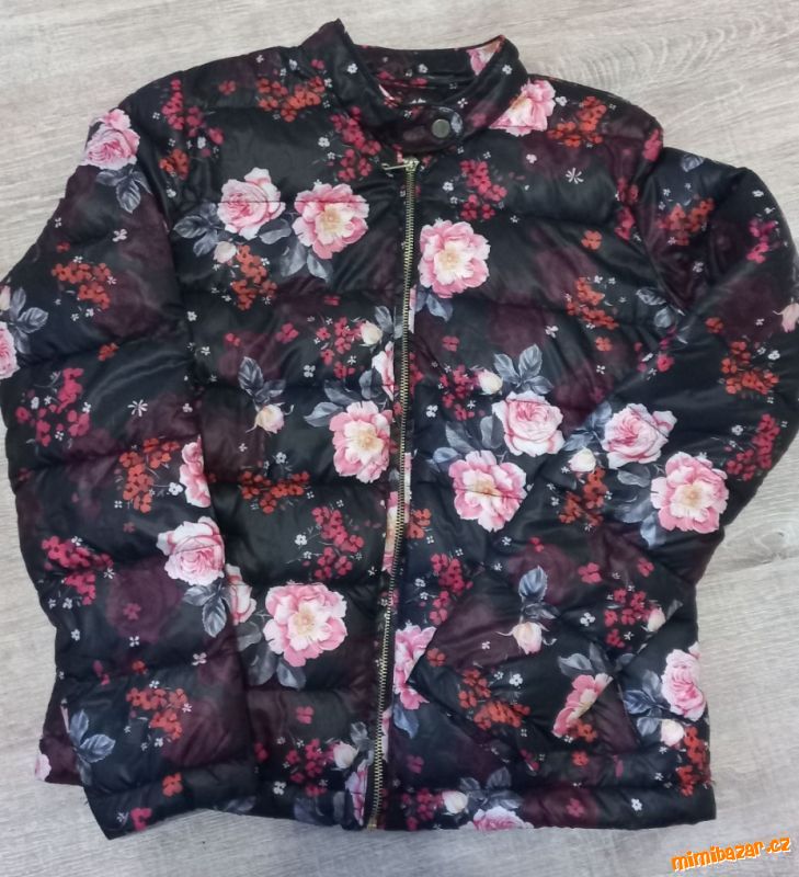 ČERNÁ KVĚTOVANÁ VYTEPLENÁ BUNDA