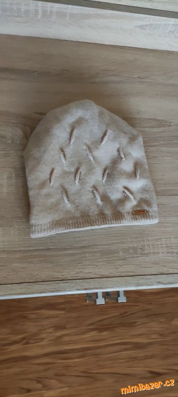 Béžová čepice na zimu