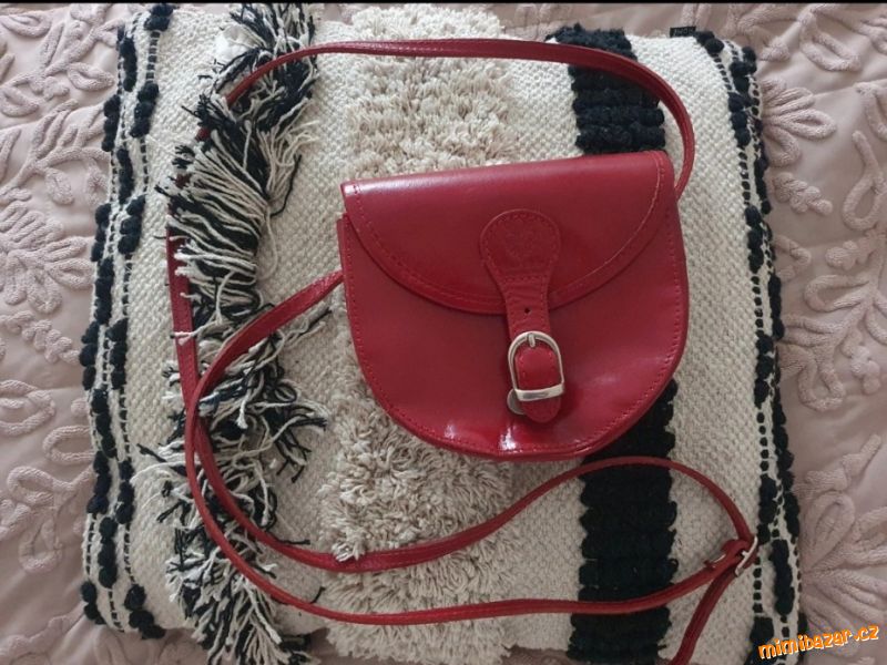 Červená kožená kabelka pře rameno