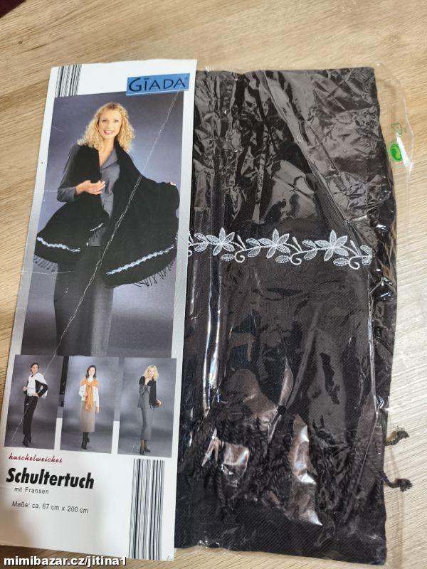 Nová černá šála Giada