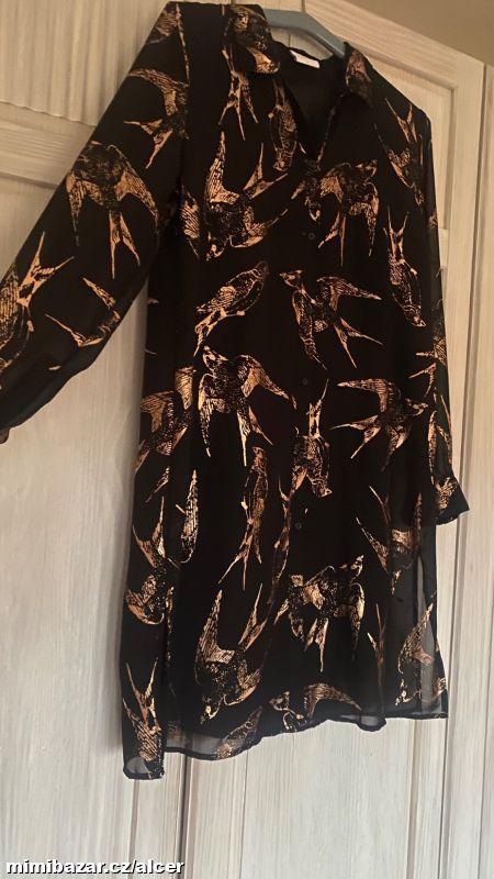 KOŠILOVÉ ŠATY S POTISKEM ZLATYCH VLAŠTOVEK