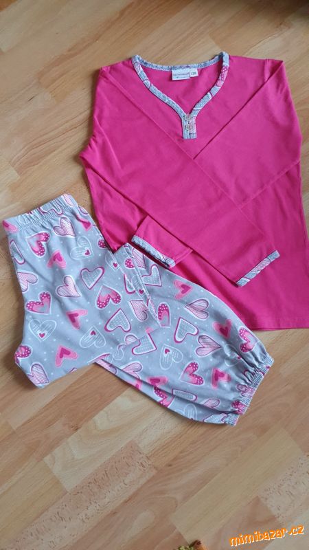 Ružové pyžamo so srdiečkami