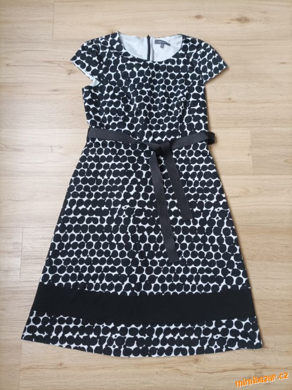 Puntíkované černobílé šaty s páskem Montego