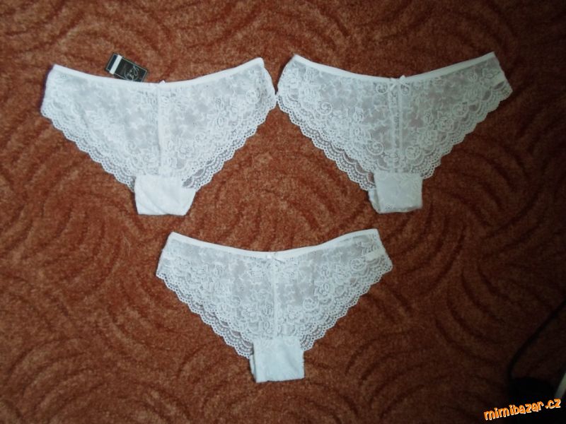 Bílé krajkové kalhotky brazilky