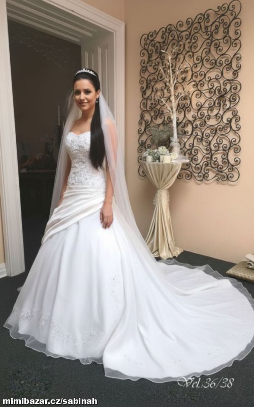 ZÁMECKÉ SVATEBNÍ ŠATY S DLOUHOU VLEČKOU vel.36/38