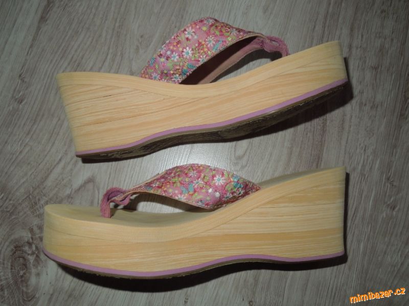 Skechers žabky na platformě
