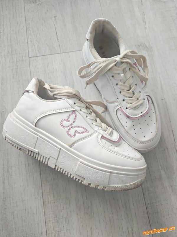 Bílé tenisky, botasky