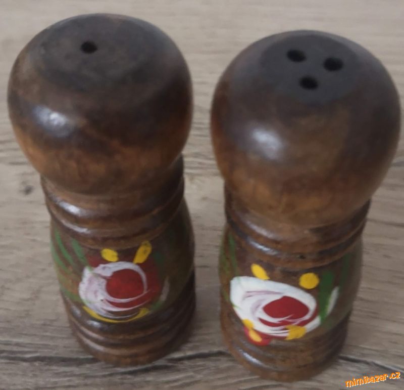 Starožitná dřevěná solnička s pepřenkou