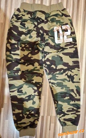 chlapecké maskáčové tepláky vel. 140