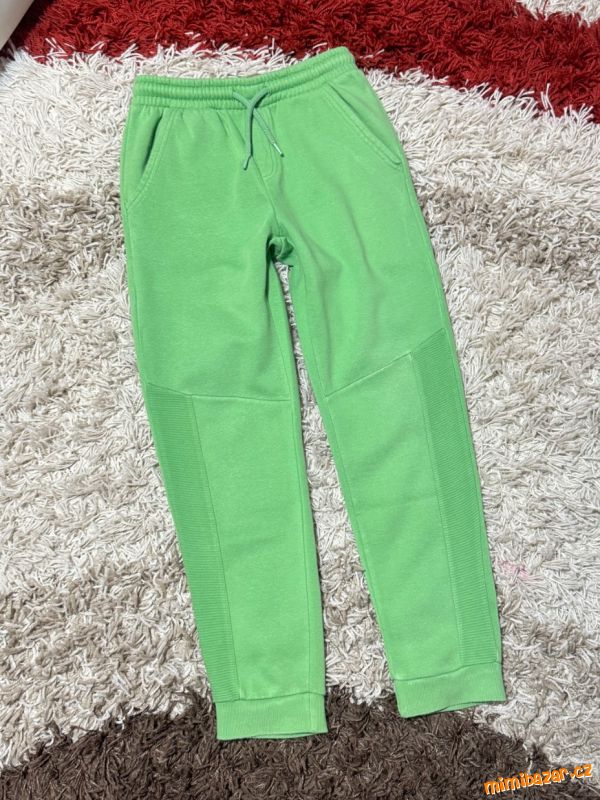 Zelené tepláky 128/134