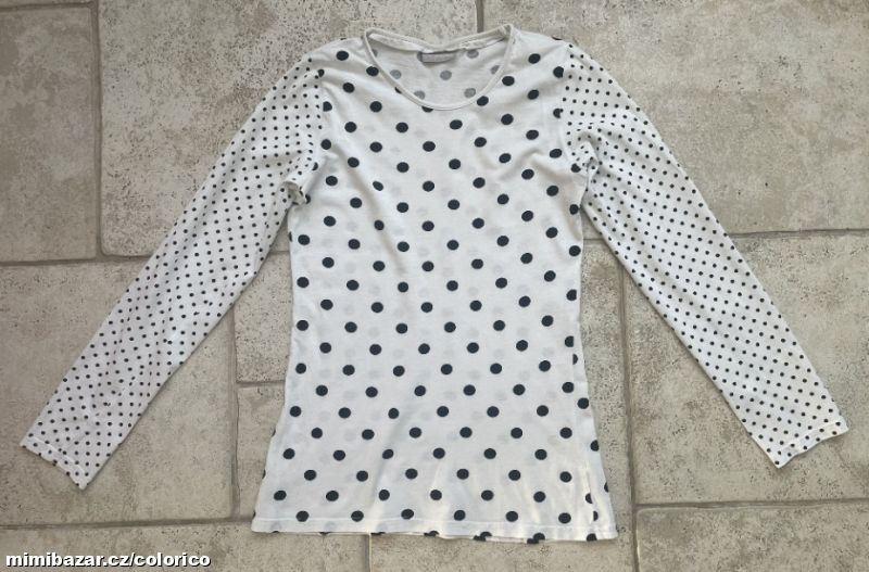 Bílé tričko s puntínky
