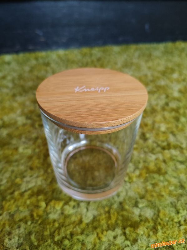 Dóza s dřevěným víčkem