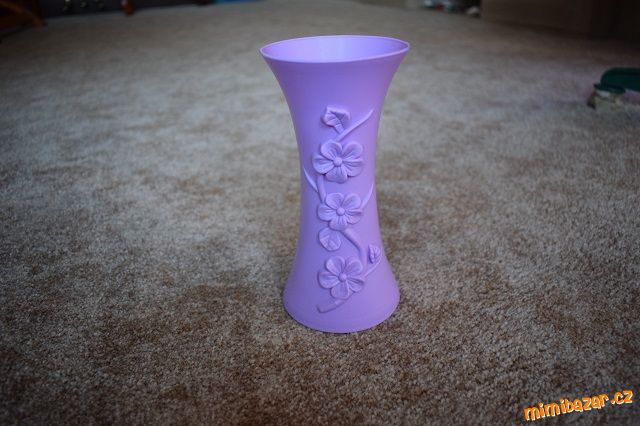 Plastová pevná váza na suché, umělé květiny