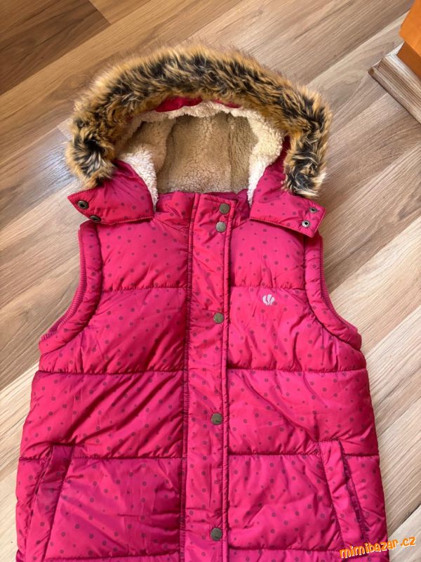Zateplená vesta s kožíškem