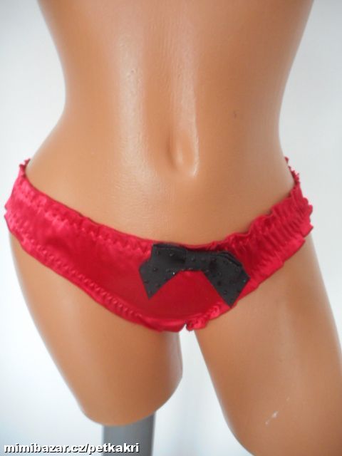 červené saténové kalhotky uk 10
