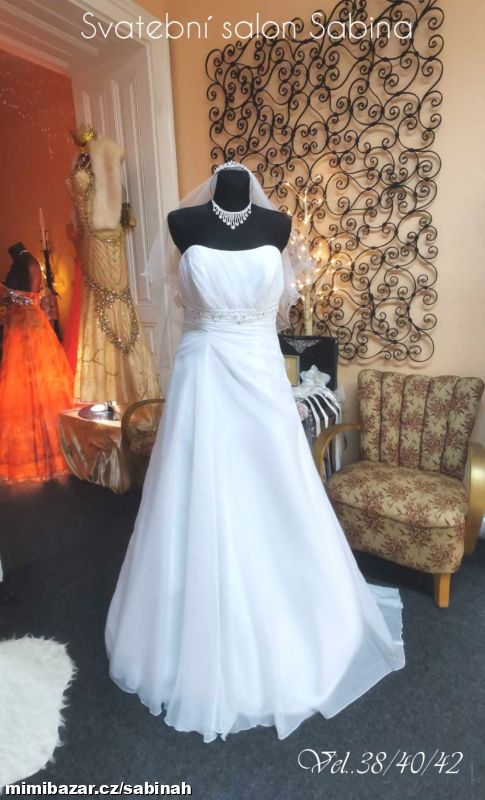 BÍLÉ SVATEBNÍ ŠATY S VLEČKOU vel.38/40