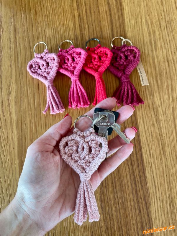Macramé srdíčko na kroužku