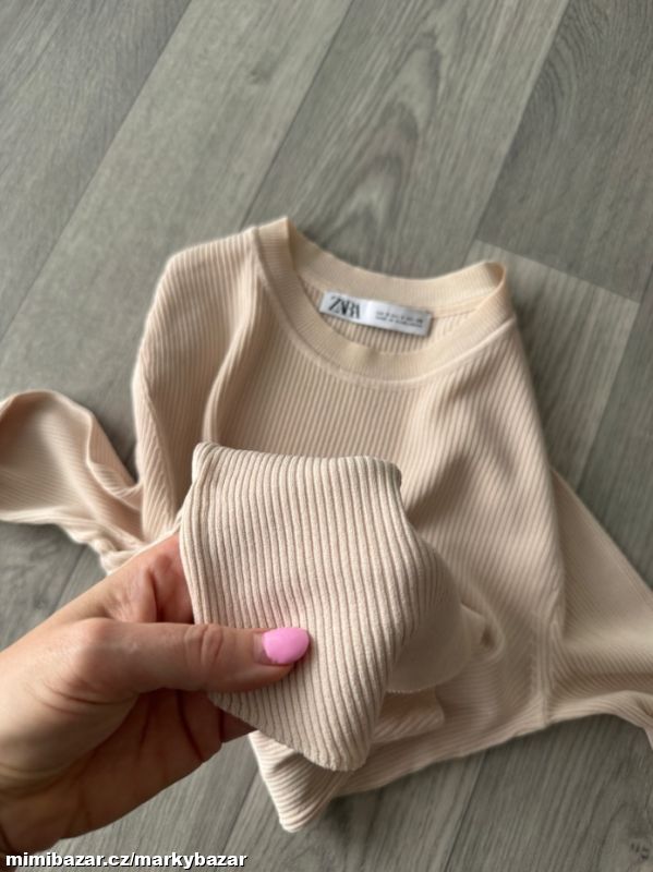 Béžový svetřík z jemného úpletu