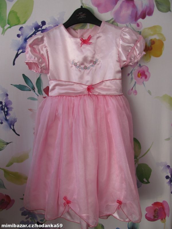 Krásné růžové sváteční šaty, princezna