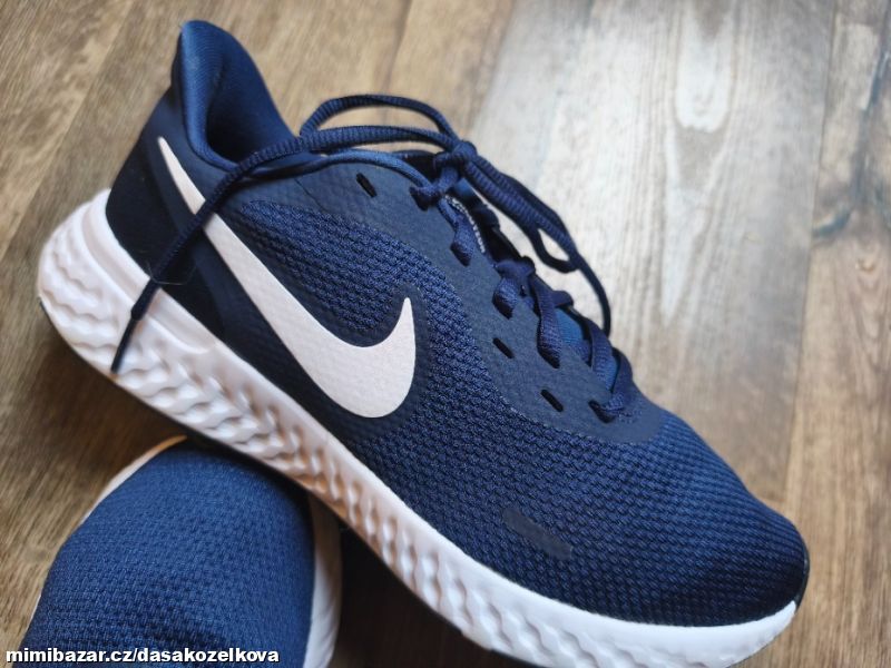 Tmavomodré běžecké boty NIKE Revolution v.41