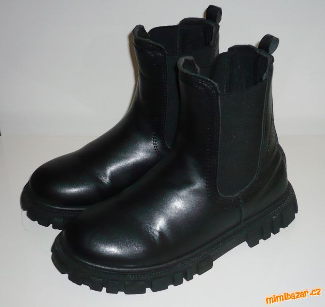 ČERNÉ BOTKY VEL.37
