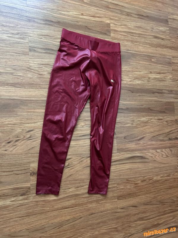 vínové lesklé legíny