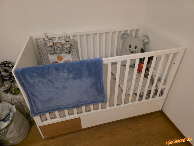 KRÁSNÁ POSTÝLKA S DEKOREM DUBU
