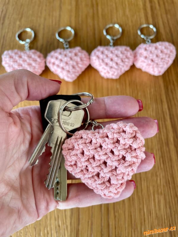 Lososové macramé srdíčko na kroužku