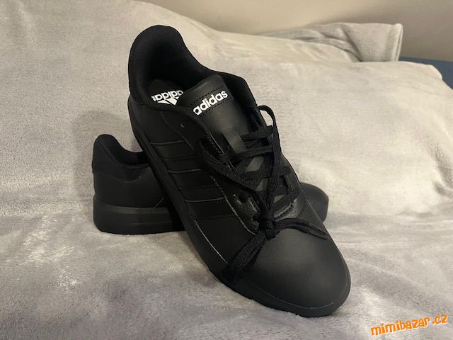  + + NOVÉ + + Celokožené tenisky ADIDAS