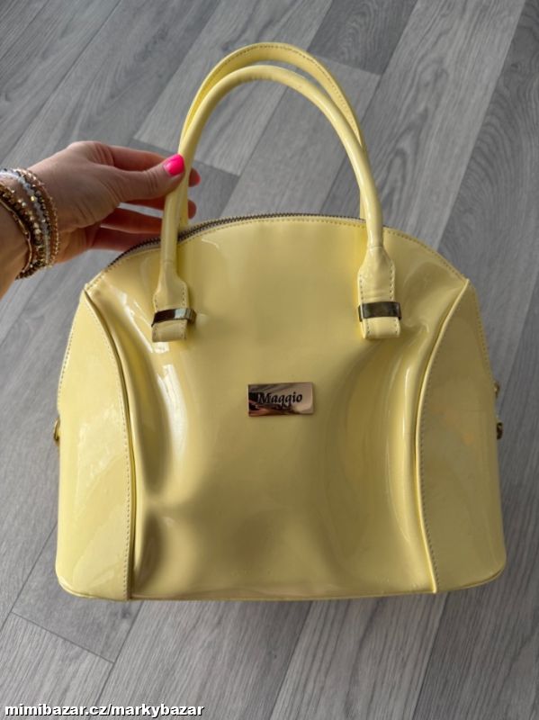 Žlutá lesklá kabelka