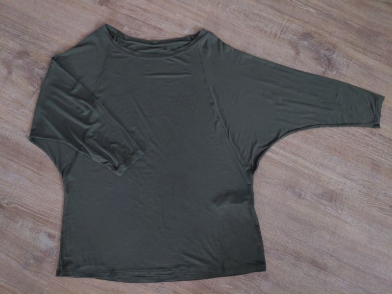 KHAKI ZELENÝ TOP S NETOPÝR. RUKÁVEM