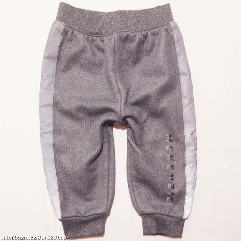 U236. Šedé tepláčky