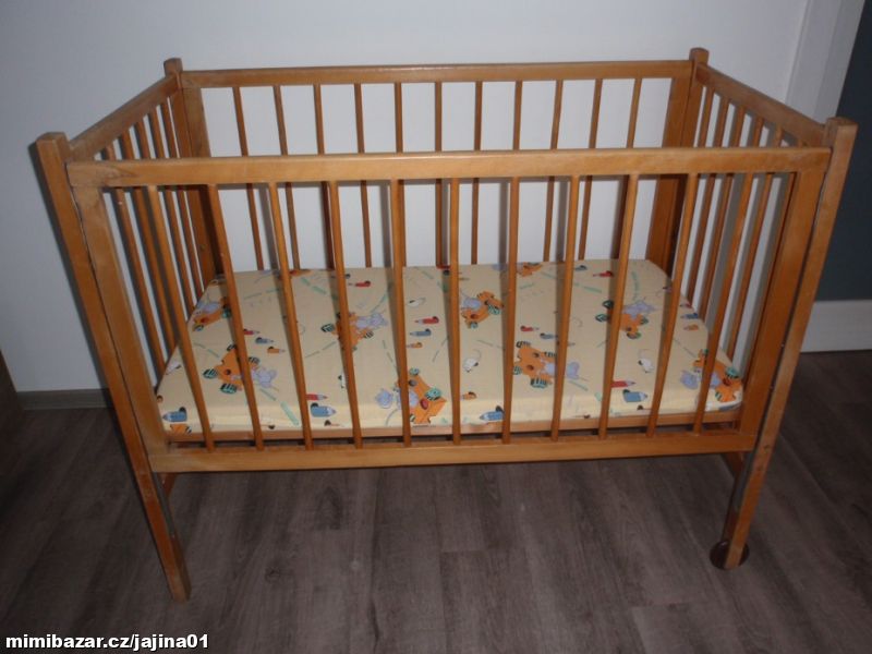 Postýlka dětská s matrací dřevěná přírodní.
