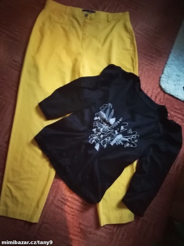 Žluté volnější kalhoty a halenka