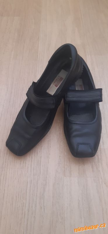 Krásné černé kožené balerínky Deichmann