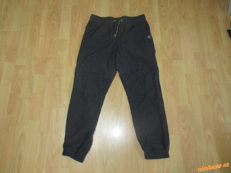 černé plátěné kalhoty