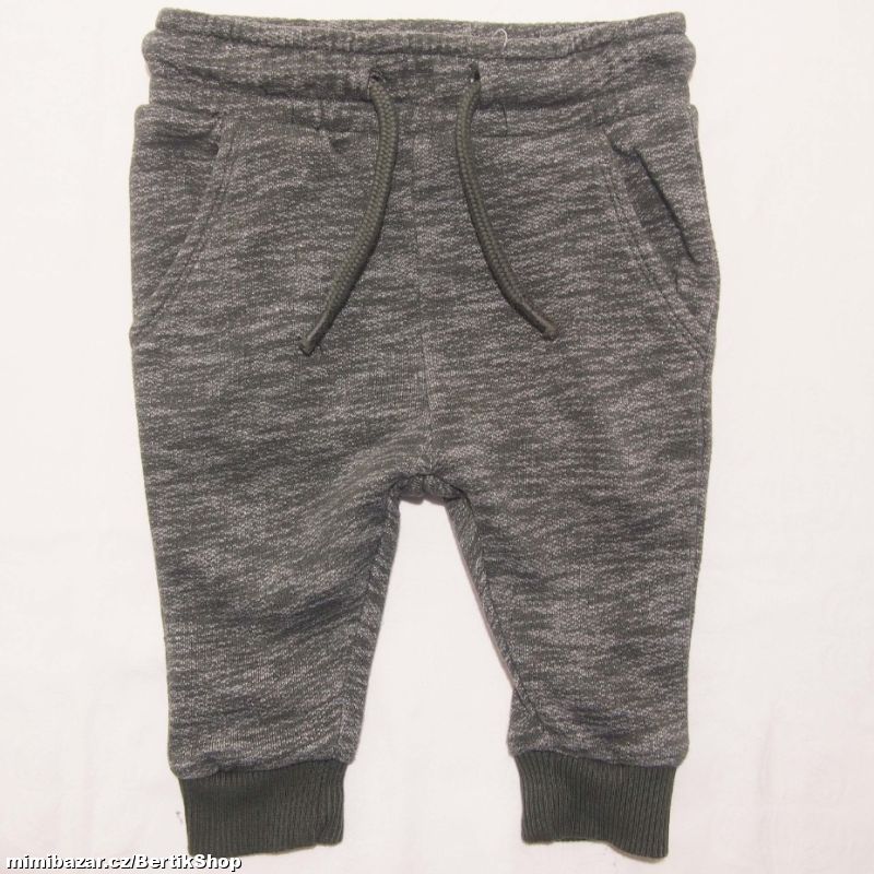 B44. Zelené tepláčky