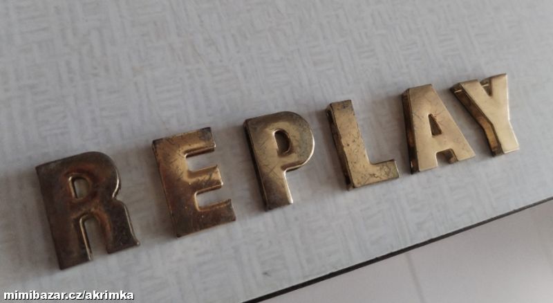 Zlaté, kovové logo Replay
